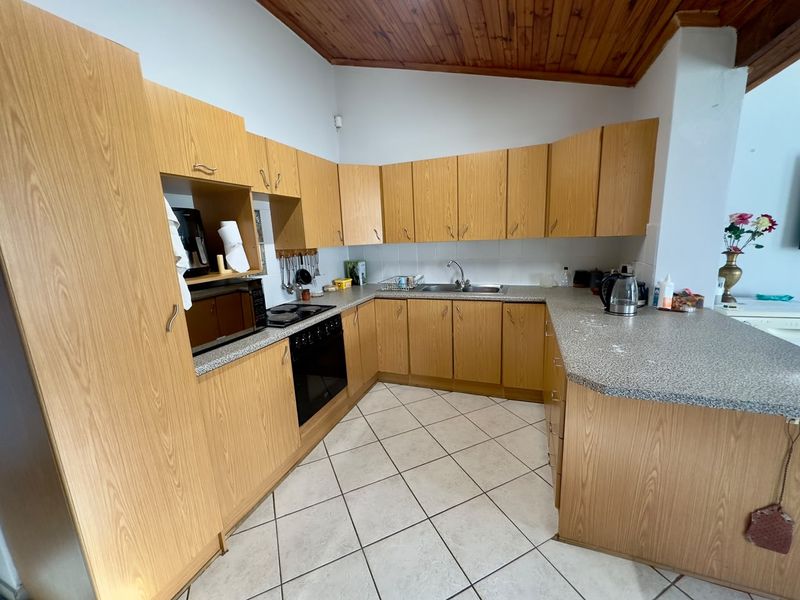 Secure Family Living in a Sought-After JBay Neighbourhood – Space, Comfort & Lifestyle Combined - Photo 4