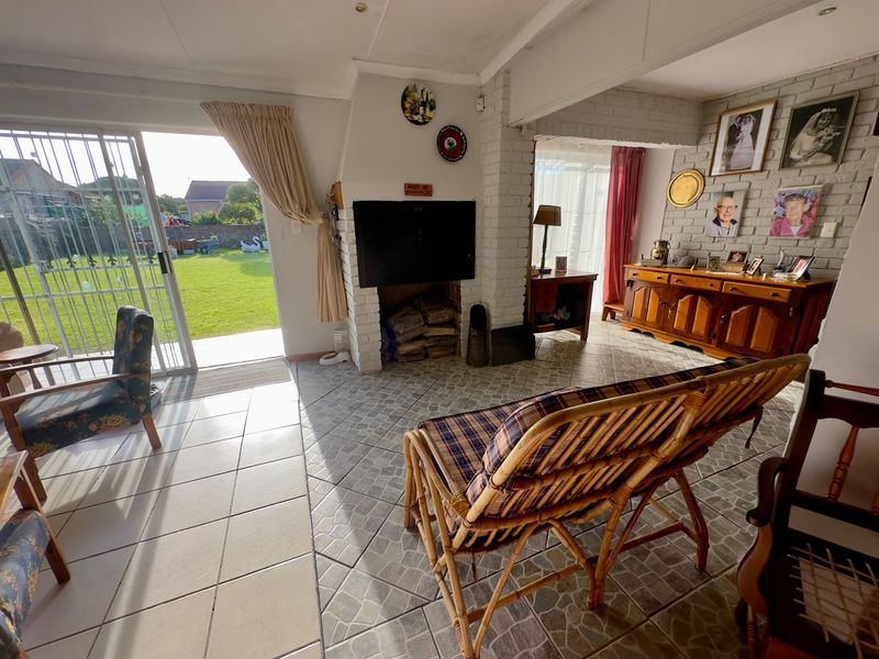 Secure Family Living in a Sought-After JBay Neighbourhood – Space, Comfort & Lifestyle Combined - Photo 6