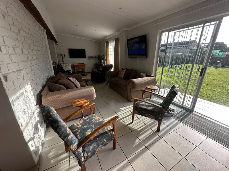 Secure Family Living in a Sought-After JBay Neighbourhood – Space, Comfort & Lifestyle Combined - Photo 7