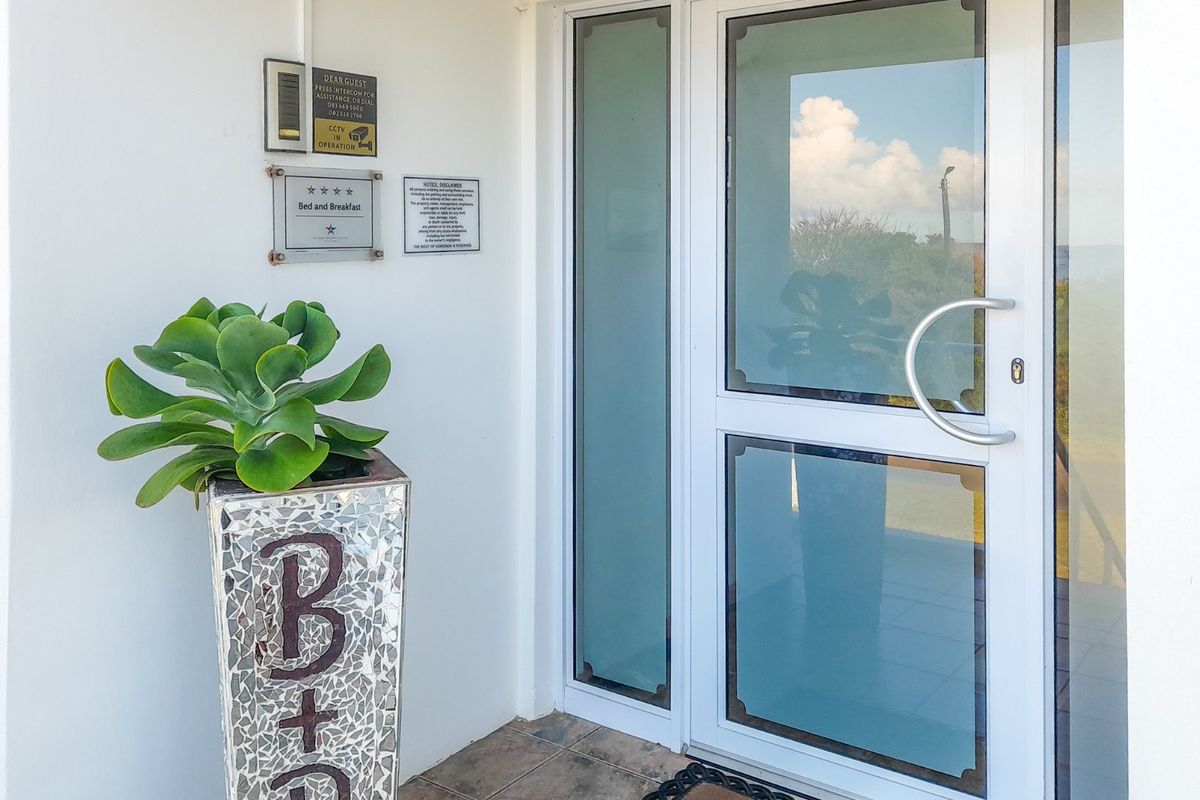 8 Bedroom Coastal Residence with Established 4-Star Graded BnB Business & Panoramic Sea Views in Gonubie - Photo 4