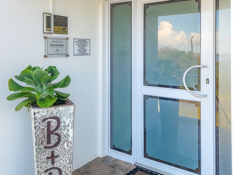 8 Bedroom Coastal Residence with Established 4-Star Graded BnB Business & Panoramic Sea Views in Gonubie - Photo 4