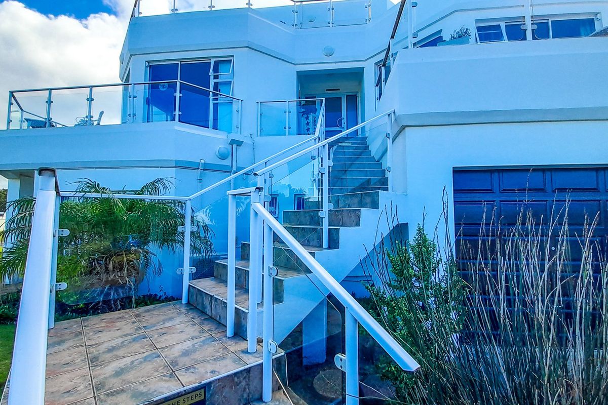 8 Bedroom Coastal Residence with Established 4-Star Graded BnB Business & Panoramic Sea Views in Gonubie - Photo 3