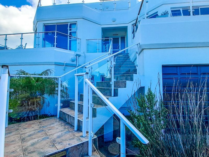 8 Bedroom Coastal Residence with Established 4-Star Graded BnB Business & Panoramic Sea Views in Gonubie - Photo 3