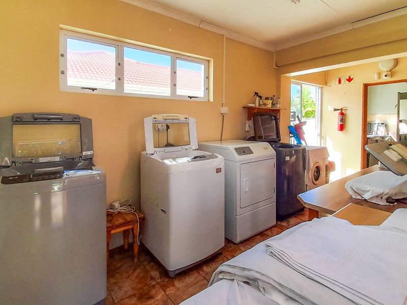 8 Bedroom Coastal Residence with Established 4-Star Graded BnB Business & Panoramic Sea Views in Gonubie - Photo 10