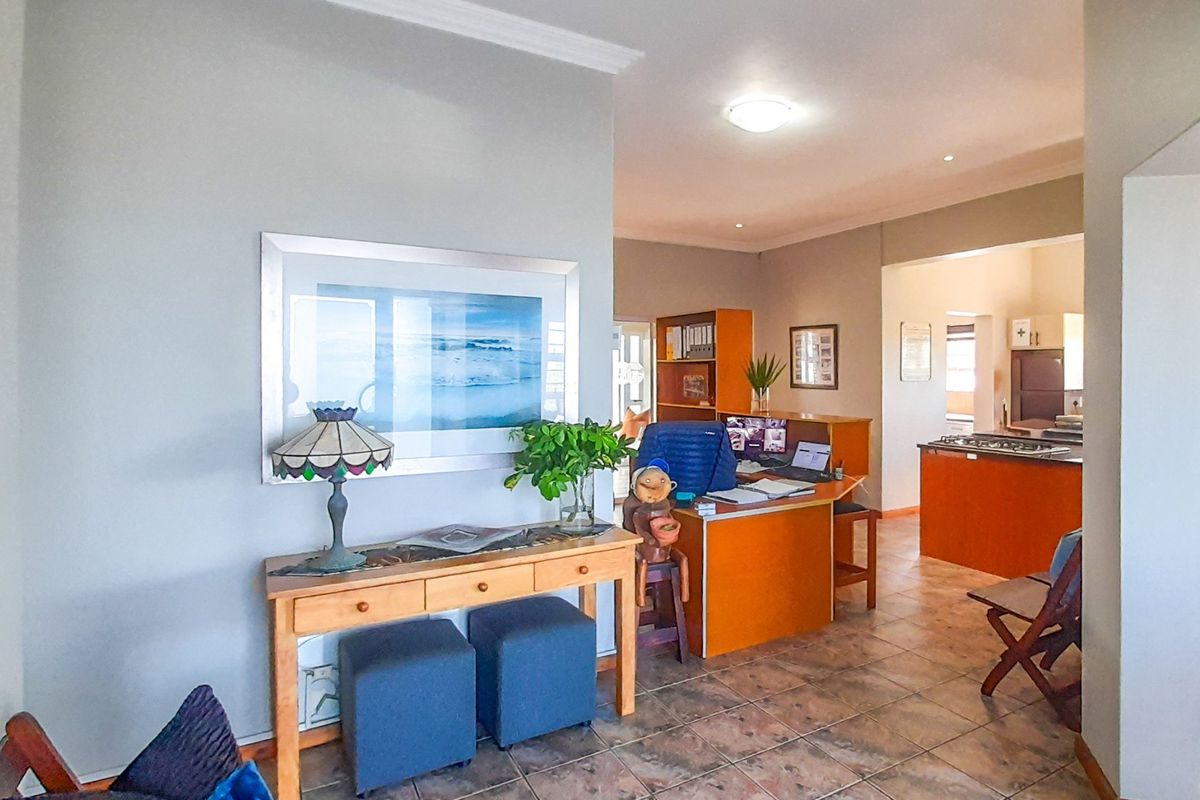 8 Bedroom Coastal Residence with Established 4-Star Graded BnB Business & Panoramic Sea Views in Gonubie - Photo 5