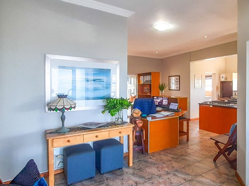 8 Bedroom Coastal Residence with Established 4-Star Graded BnB Business & Panoramic Sea Views in Gonubie - Photo 5
