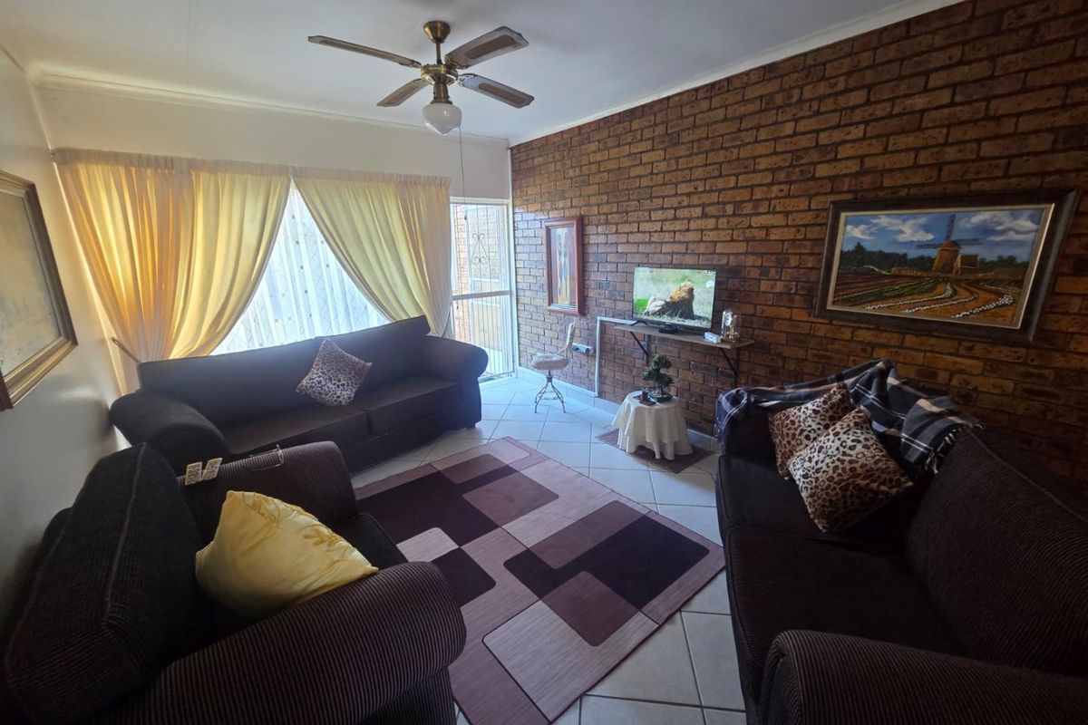 Super Neat flat in a secure complex. Excellent condition. Sole and Exclusive mandate. - Photo 5