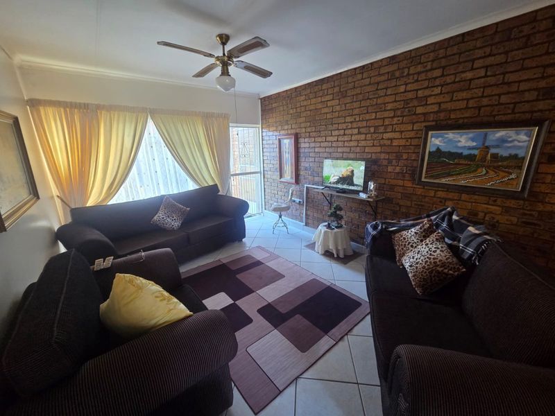 Super Neat flat in a secure complex. Excellent condition. Sole and Exclusive mandate. - Photo 5