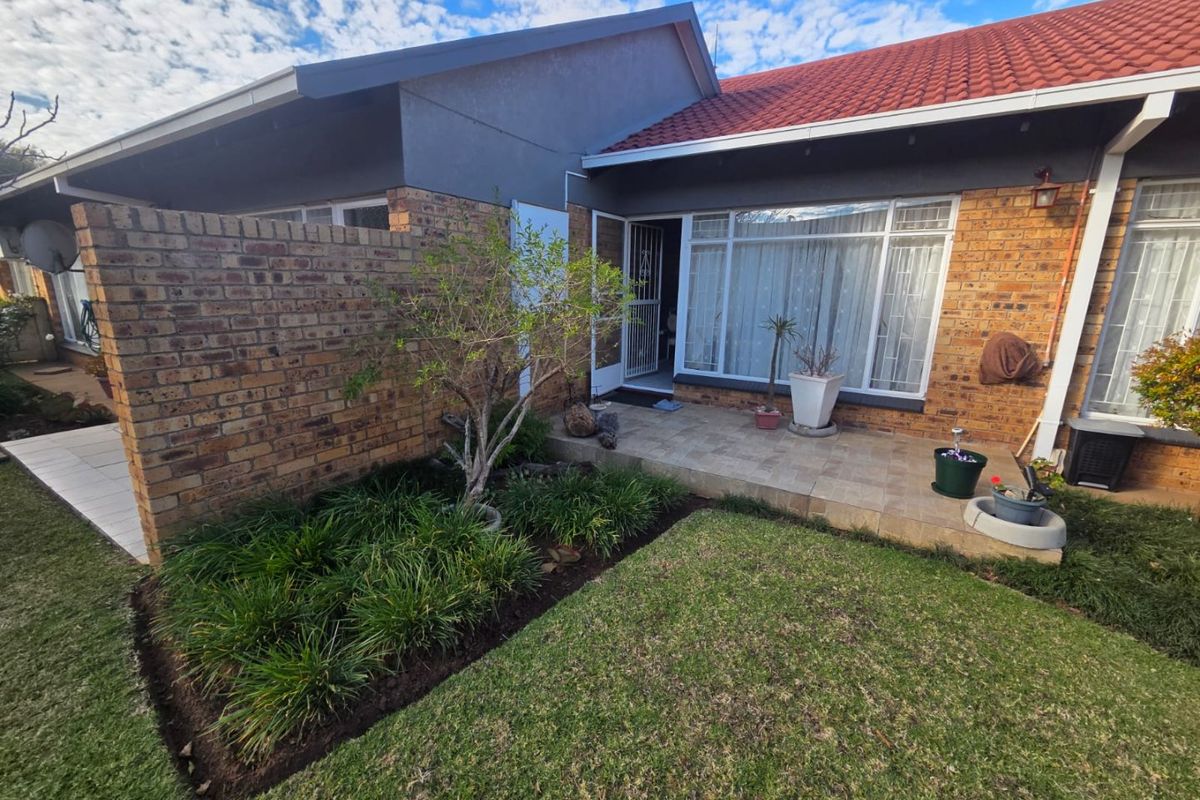 Super Neat flat in a secure complex. Excellent condition. Sole and Exclusive mandate. - Photo 2