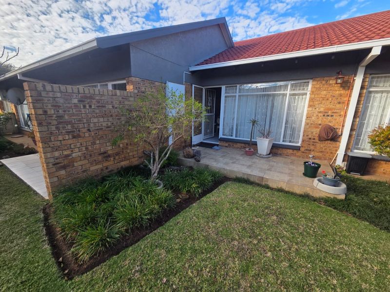 Super Neat flat in a secure complex. Excellent condition. Sole and Exclusive mandate. - Photo 2