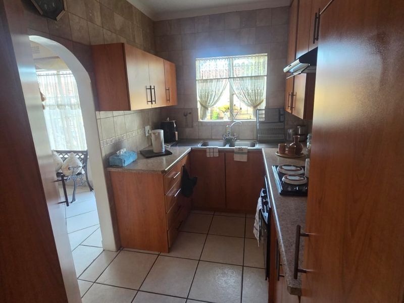 Super Neat flat in a secure complex. Excellent condition. Sole and Exclusive mandate. - Photo 10
