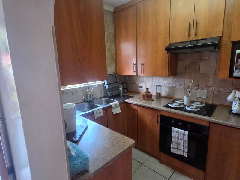 Super Neat flat in a secure complex. Excellent condition. Sole and Exclusive mandate. - Photo 9