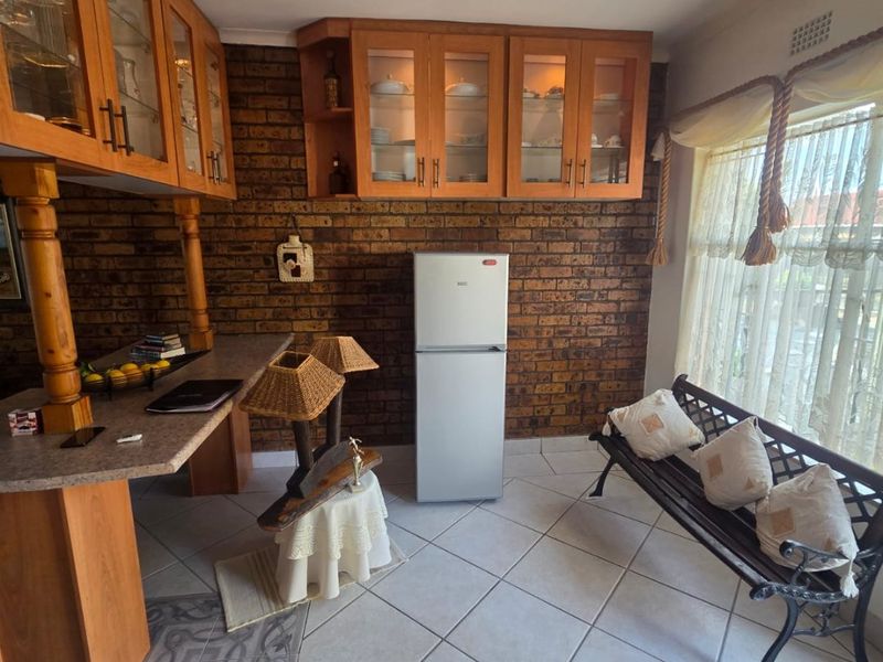 Super Neat flat in a secure complex. Excellent condition. Sole and Exclusive mandate. - Photo 6