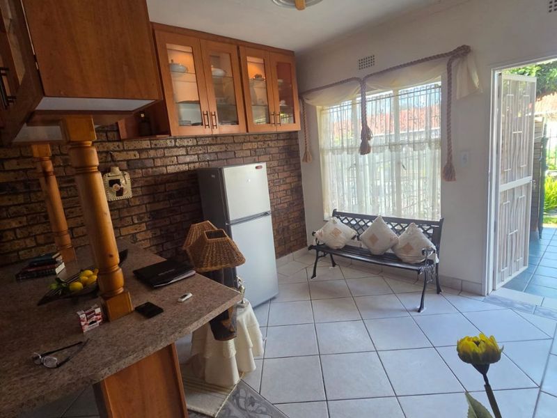 Super Neat flat in a secure complex. Excellent condition. Sole and Exclusive mandate. - Photo 7
