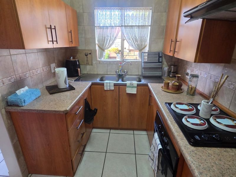 Super Neat flat in a secure complex. Excellent condition. Sole and Exclusive mandate. - Photo 8