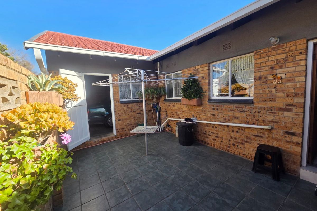 Super Neat flat in a secure complex. Excellent condition. Sole and Exclusive mandate. - Photo 3