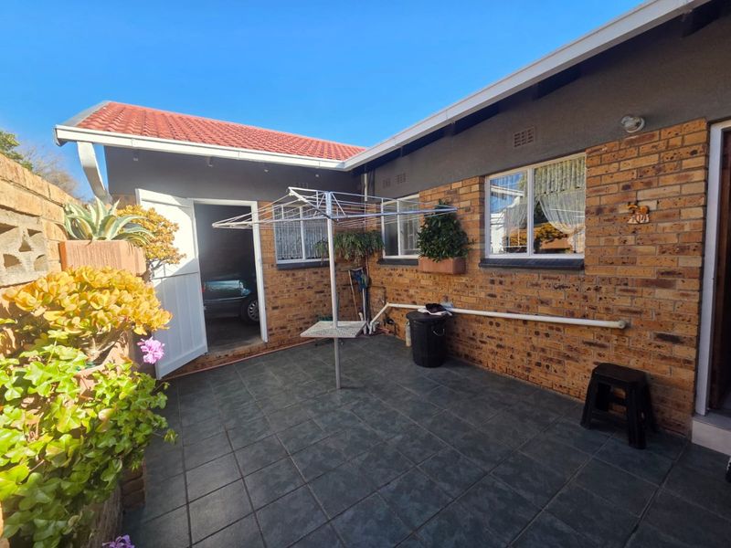 Super Neat flat in a secure complex. Excellent condition. Sole and Exclusive mandate. - Photo 3