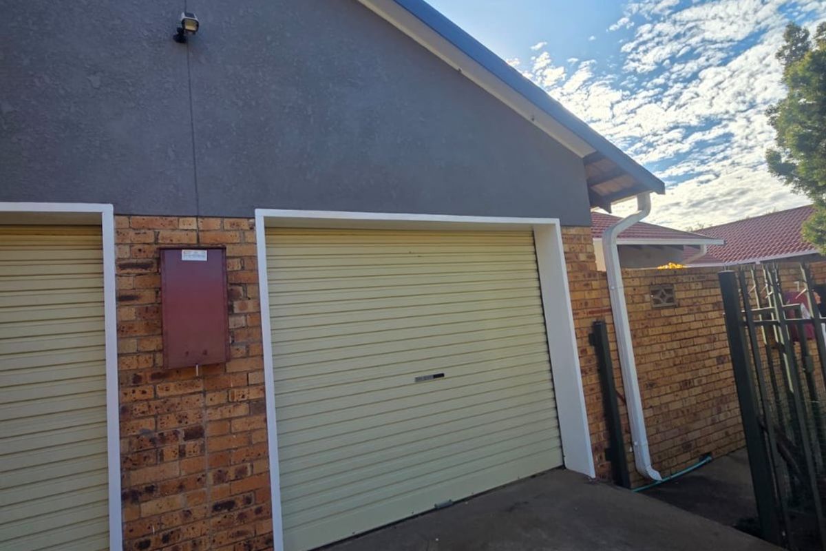 Super Neat flat in a secure complex. Excellent condition. Sole and Exclusive mandate. - Photo 4