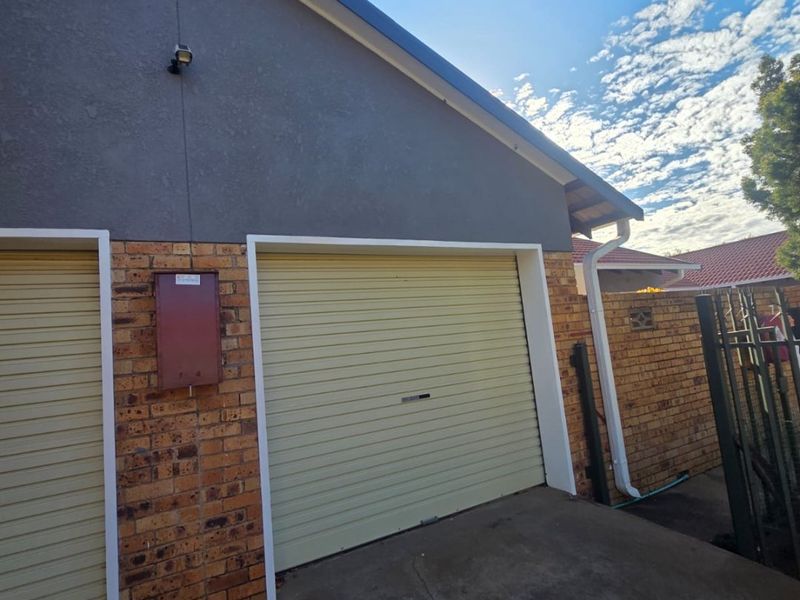 Super Neat flat in a secure complex. Excellent condition. Sole and Exclusive mandate. - Photo 4