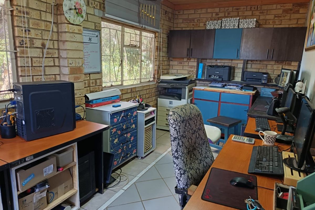 4 Bedroom house for sale in Stilfontein  - Photo 5