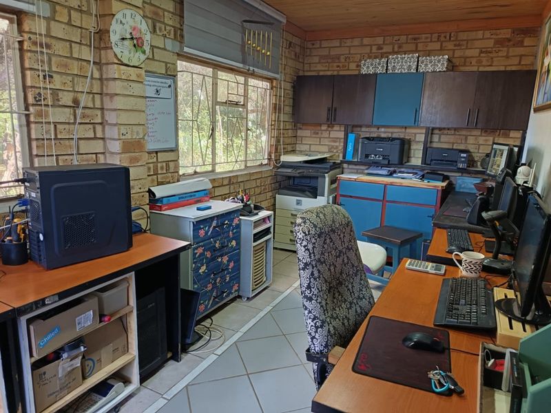 4 Bedroom house for sale in Stilfontein  - Photo 5