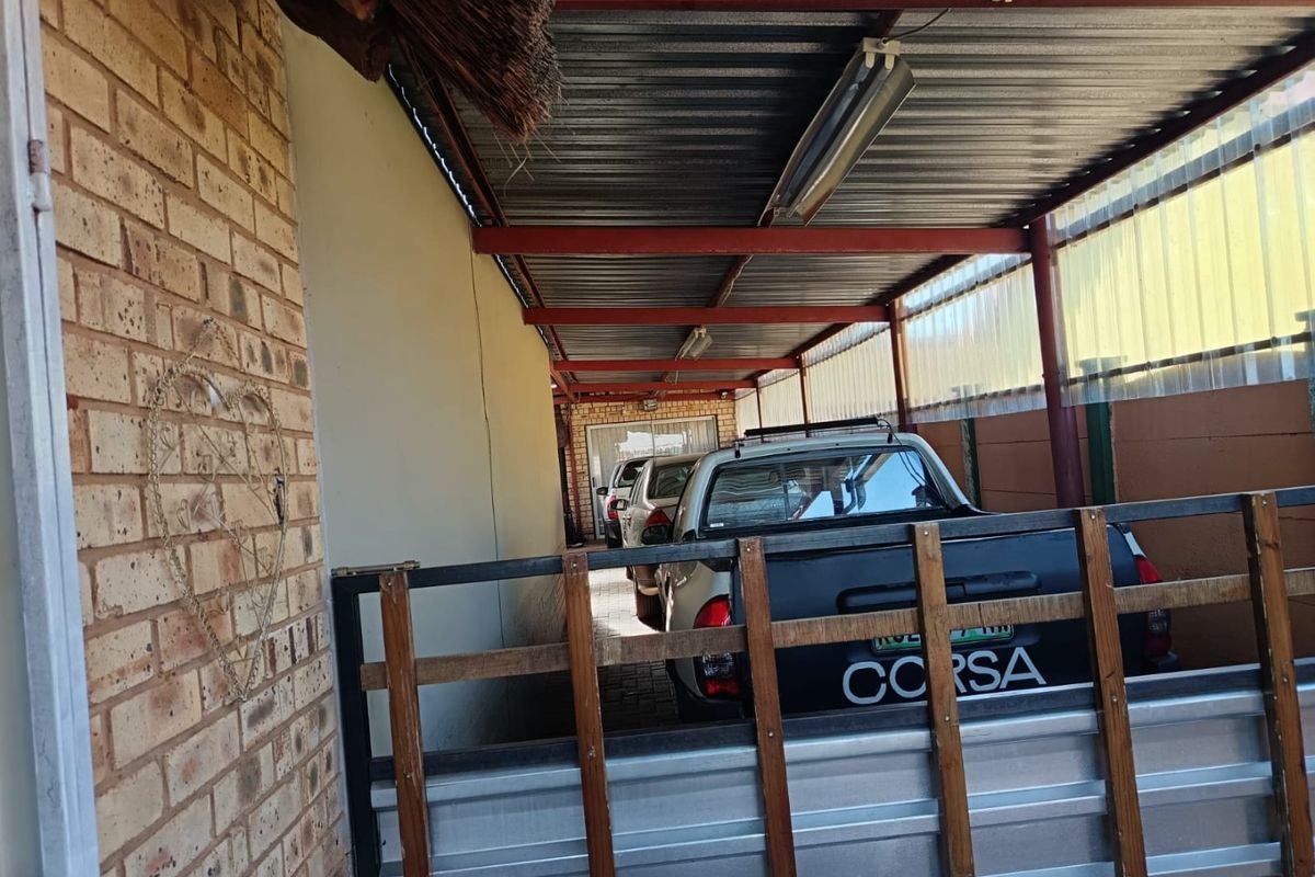 4 Bedroom house for sale in Stilfontein  - Photo 2