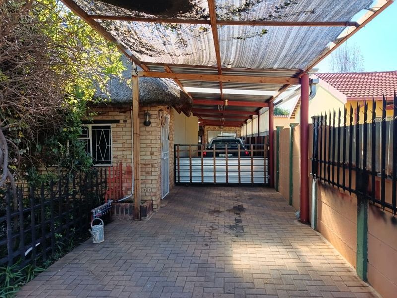 4 Bedroom house for sale in Stilfontein  - Photo 1