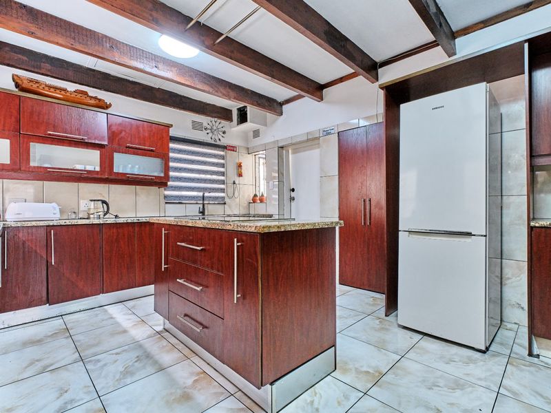 Fully Furnished 5 Bedroom 3 Bathroom House to Rent. - Photo 6