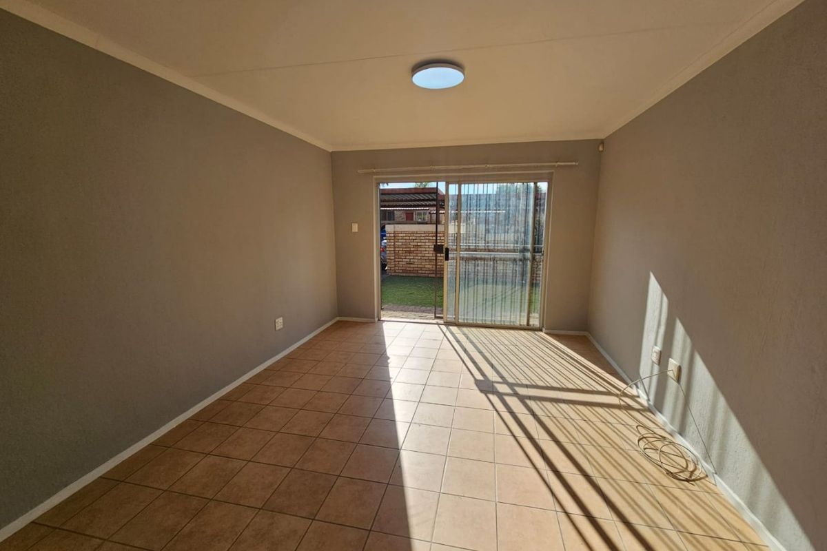 A Lovely 3 bedroom 2 bathroom townhouse for rent in Heuwelsig Estate  - Photo 2