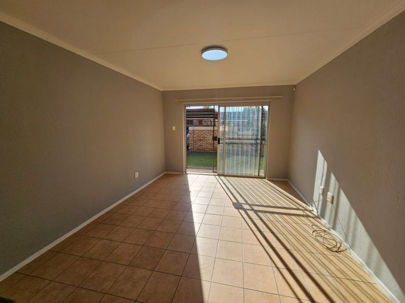 A Lovely 3 bedroom 2 bathroom townhouse for rent in Heuwelsig Estate  - Photo 2