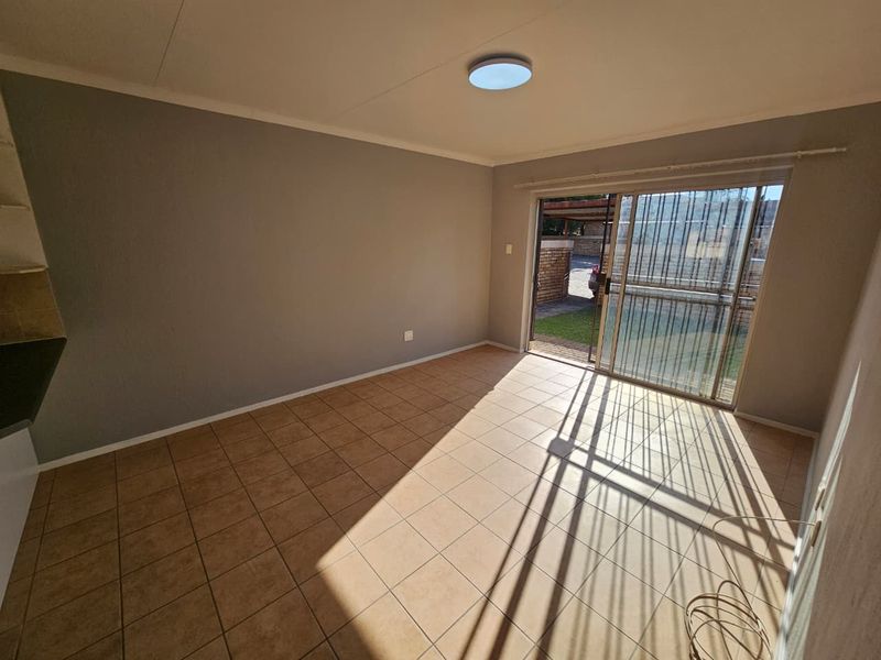 A Lovely 3 bedroom 2 bathroom townhouse for rent in Heuwelsig Estate  - Photo 10