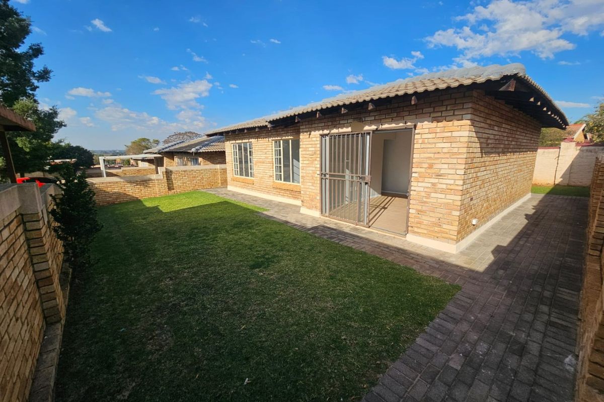 A Lovely 3 bedroom 2 bathroom townhouse for rent in Heuwelsig Estate  - Photo 4