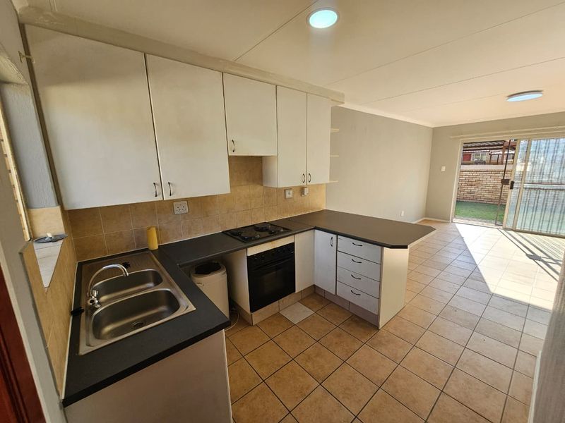 A Lovely 3 bedroom 2 bathroom townhouse for rent in Heuwelsig Estate  - Photo 8