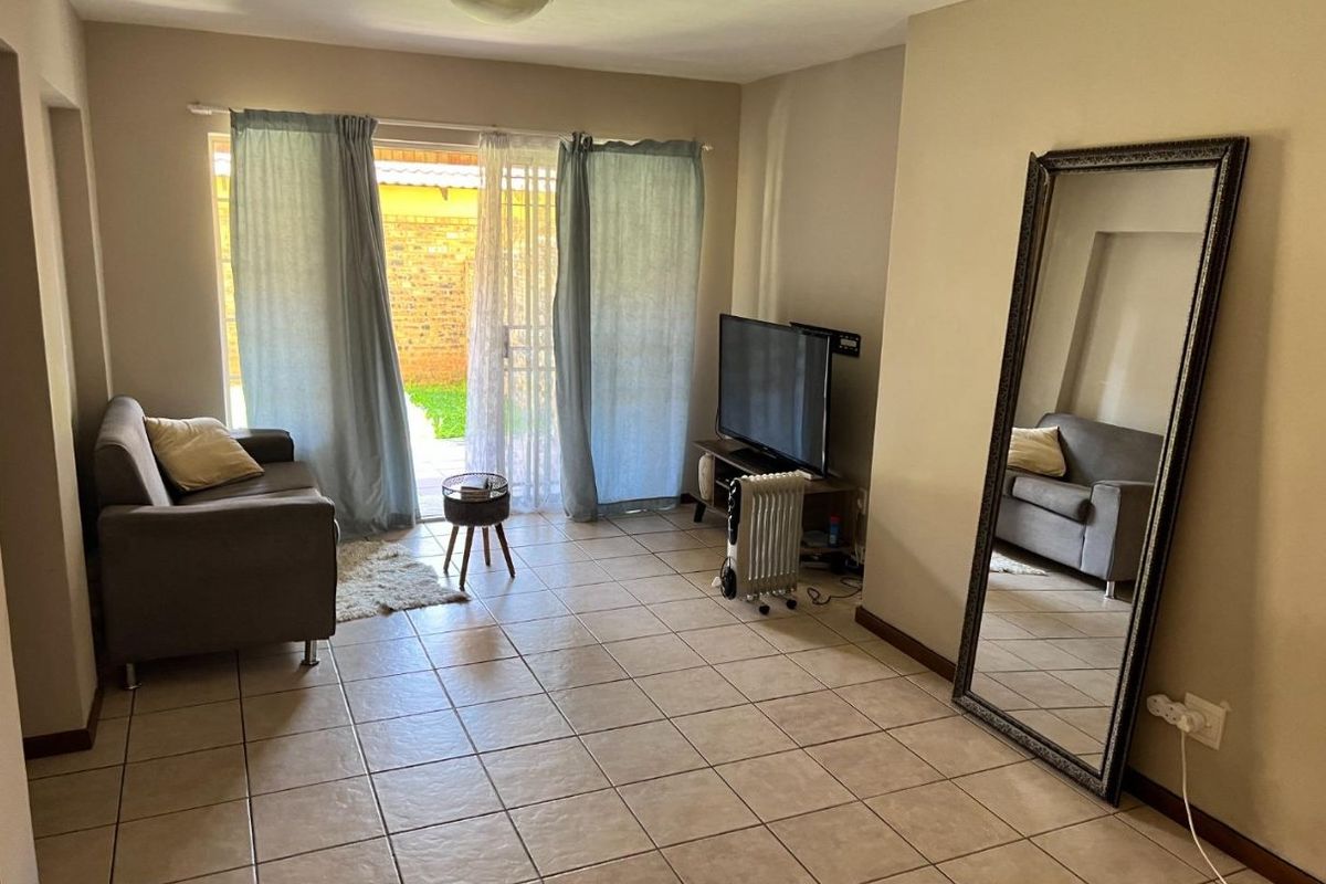 Modern Ground Floor Apartment with Private Garden in Secure Estate - Photo 3
