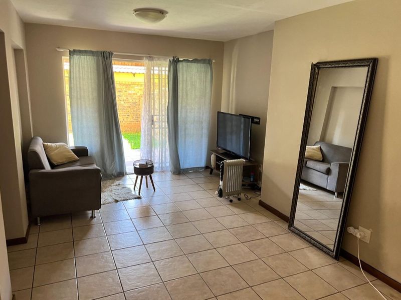 Modern Ground Floor Apartment with Private Garden in Secure Estate - Photo 3