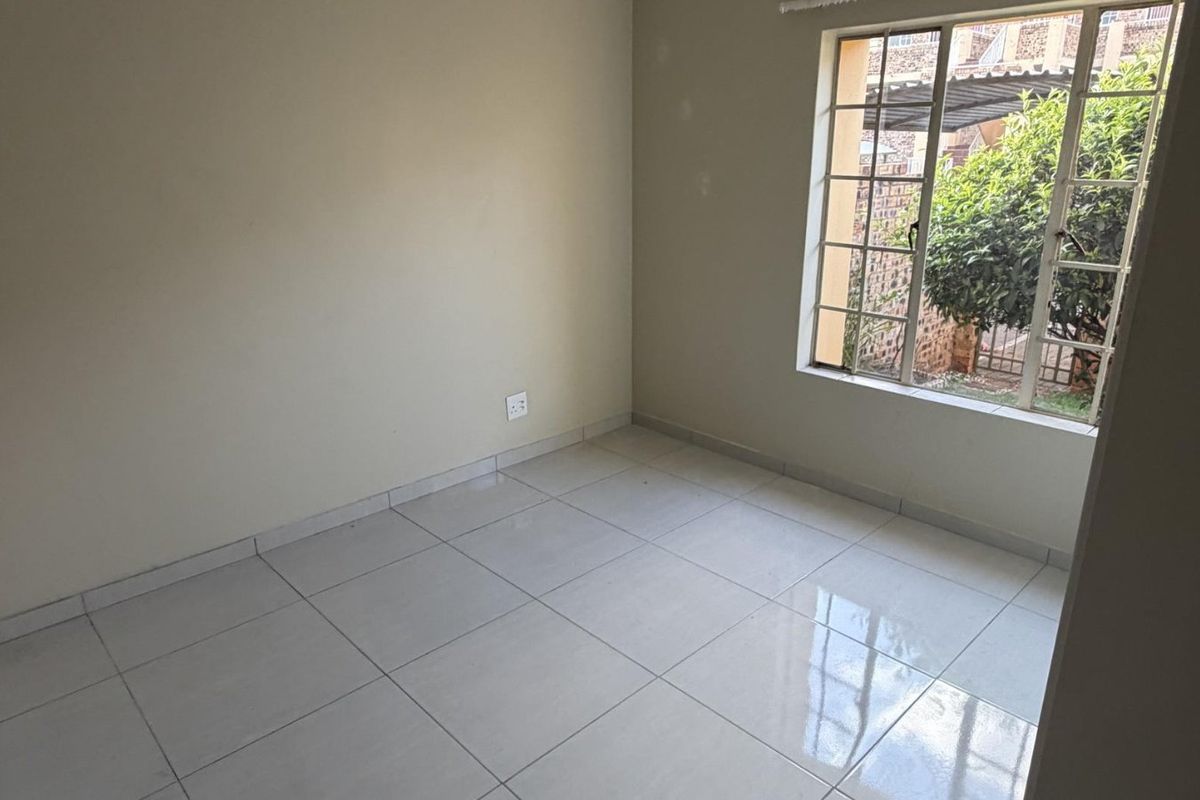 Modern Ground Floor Apartment with Private Garden in Secure Estate - Photo 5