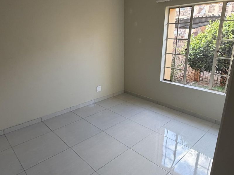 Modern Ground Floor Apartment with Private Garden in Secure Estate - Photo 5