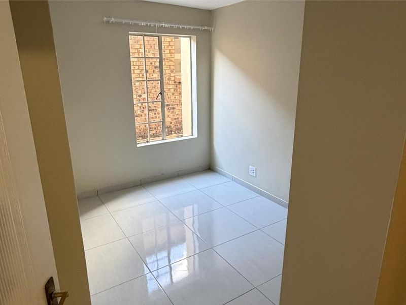 Modern Ground Floor Apartment with Private Garden in Secure Estate - Photo 10
