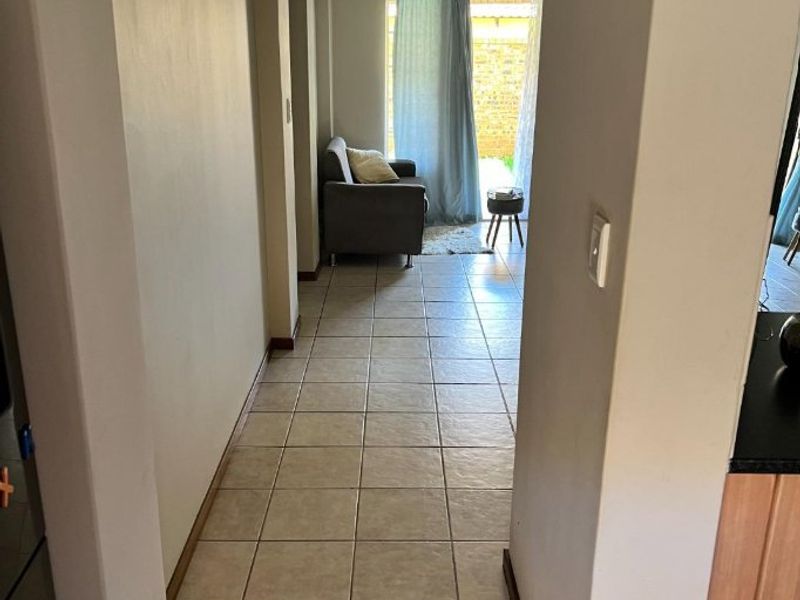 Modern Ground Floor Apartment with Private Garden in Secure Estate - Photo 8