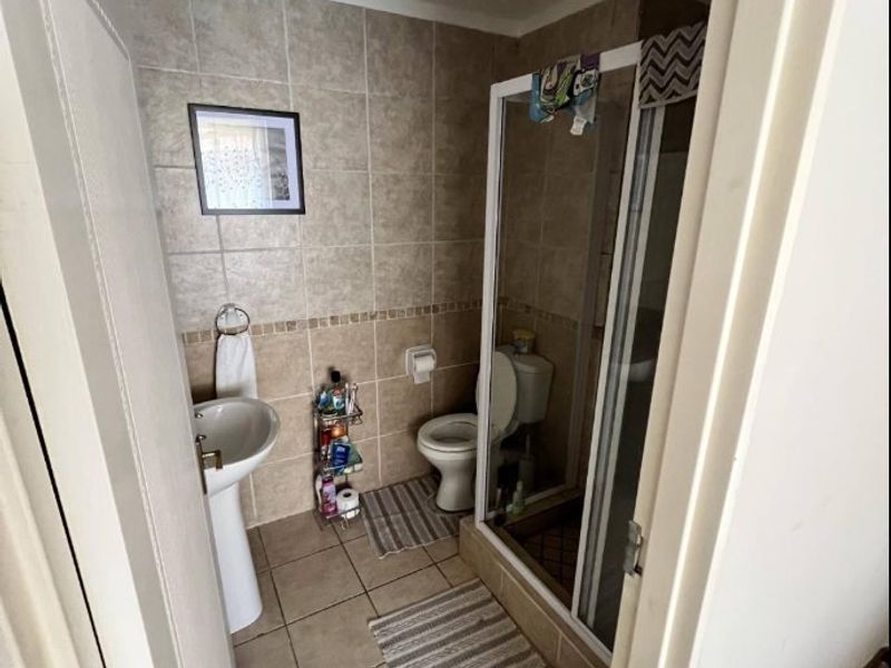 Modern Ground Floor Apartment with Private Garden in Secure Estate - Photo 7