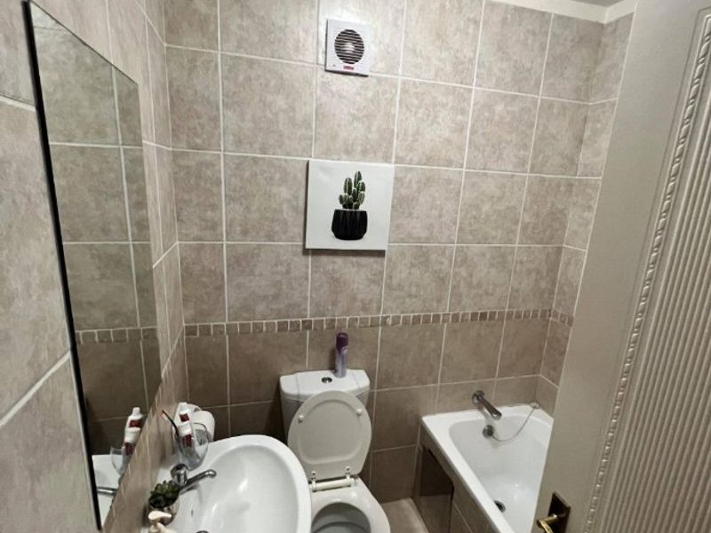 Modern Ground Floor Apartment with Private Garden in Secure Estate - Photo 9
