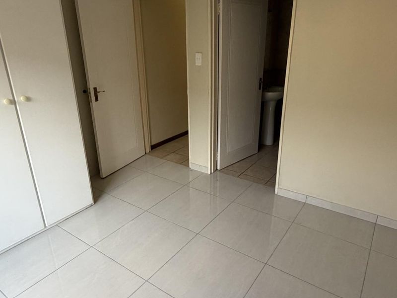 Modern Ground Floor Apartment with Private Garden in Secure Estate - Photo 6