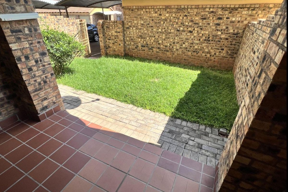 Modern Ground Floor Apartment with Private Garden in Secure Estate - Photo 2