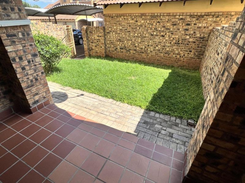 Modern Ground Floor Apartment with Private Garden in Secure Estate - Photo 2