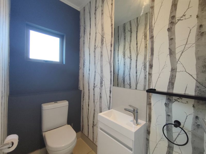 Executive 3-Bedroom Duplex with Private Rooftop Garden - Photo 4