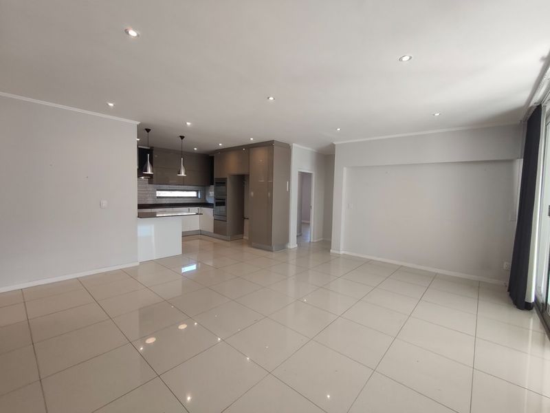 Executive 3-Bedroom Duplex with Private Rooftop Garden - Photo 5