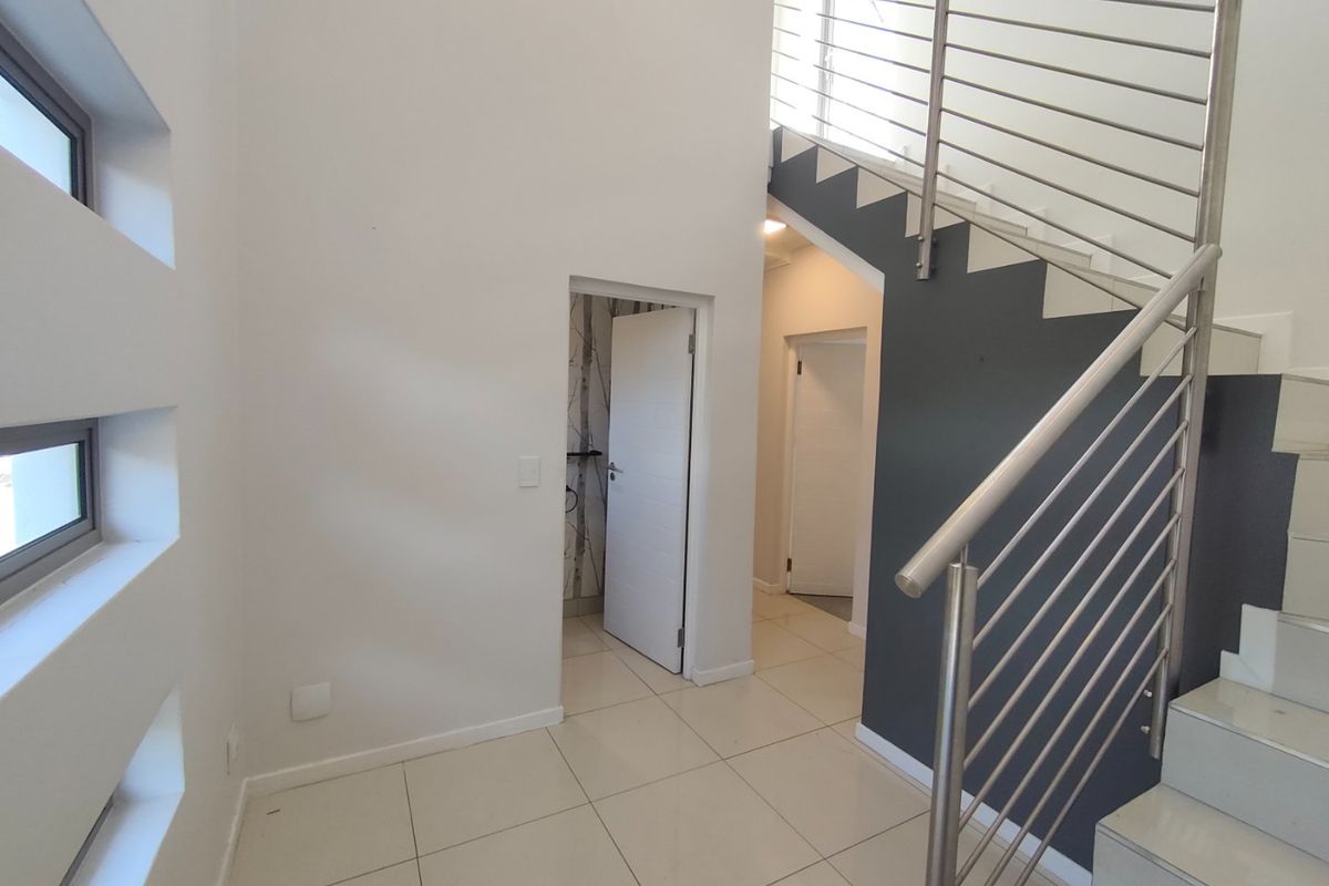 Executive 3-Bedroom Duplex with Private Rooftop Garden - Photo 3