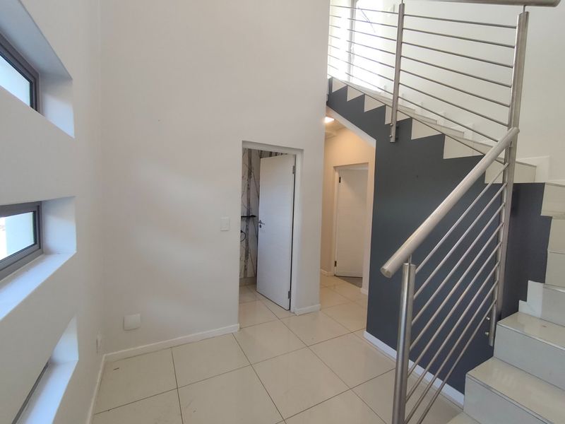 Executive 3-Bedroom Duplex with Private Rooftop Garden - Photo 3
