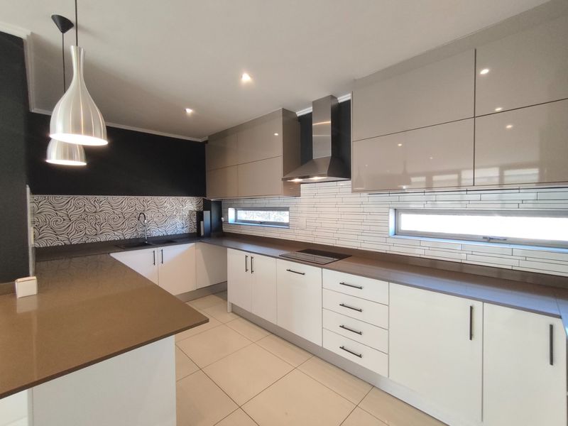 Executive 3-Bedroom Duplex with Private Rooftop Garden - Photo 8