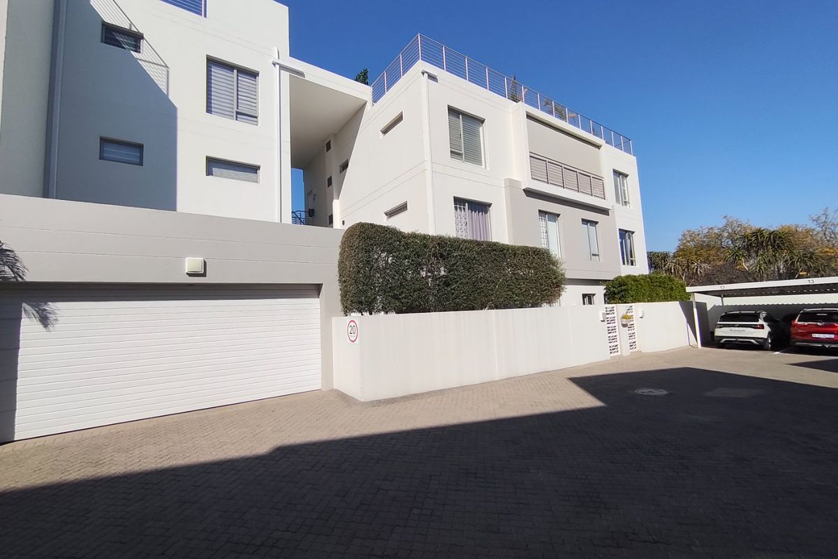 Executive 3-Bedroom Duplex with Private Rooftop Garden - Photo 2